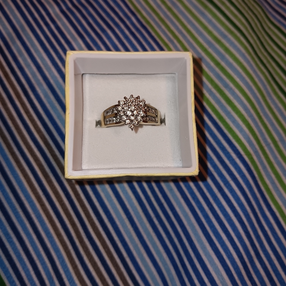 10 kt Gold ring.